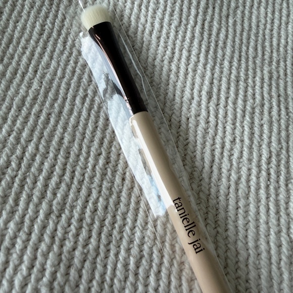 Tanielle Jai #11. Lip Diffuse & Define Dual Ended Makeup Brush - Picture 5 of 7